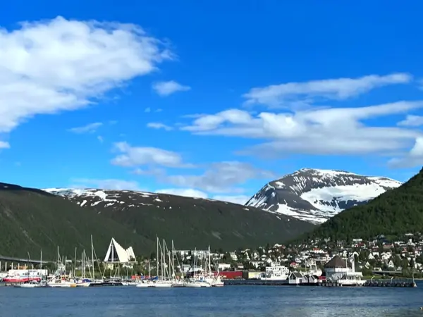 Tromsdalstinden and Ishavskatedralen.jpg