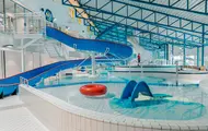 Badebasseng og vannsklie i en svømmehall