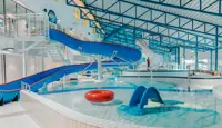 Badebasseng og vannsklie i en svømmehall