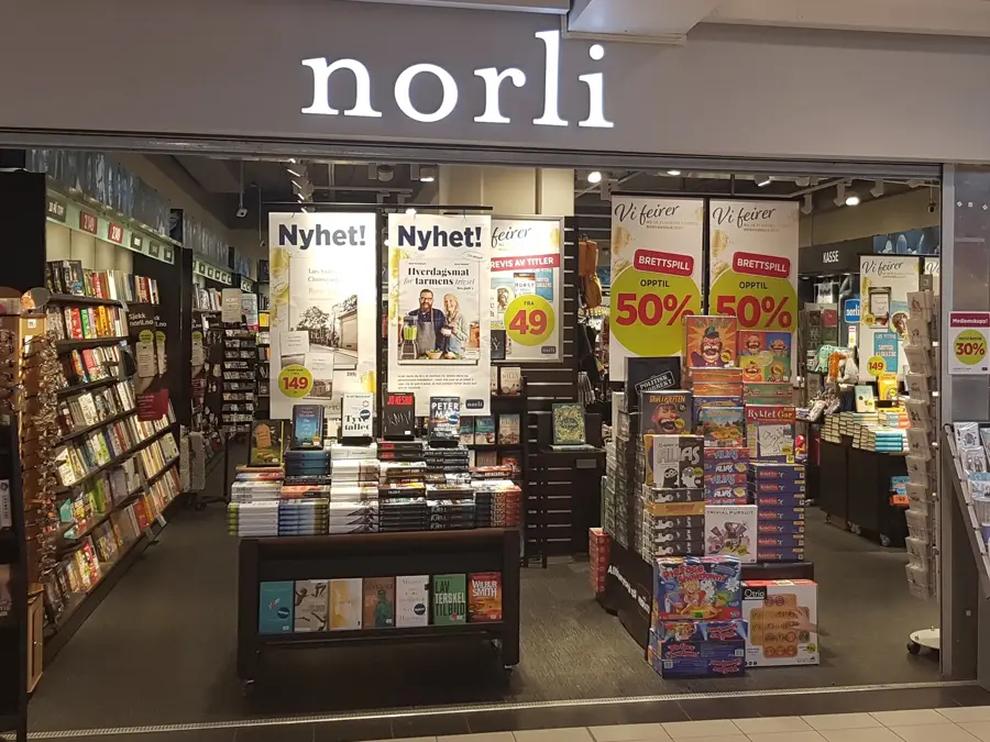 Butikkinngangen til Norli med bøker og tilbud