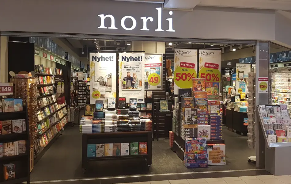 Butikkinngangen til Norli med bøker og tilbud