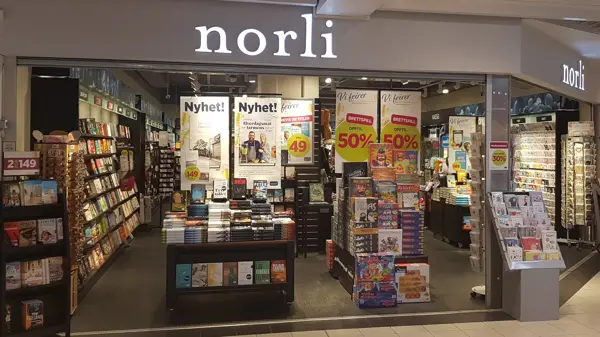 Butikkinngangen til Norli med bøker og tilbud