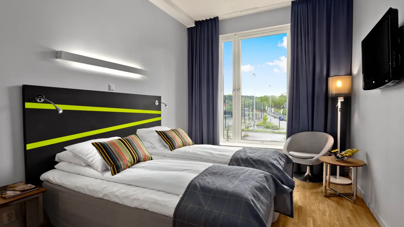 To enkeltsenger, tv i standard room twin på Thon Hotel Ullevål Stadion i Oslo