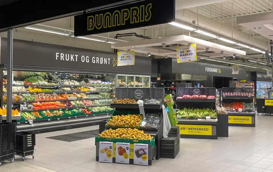 innendørs butikk med frukt og grønt og mat