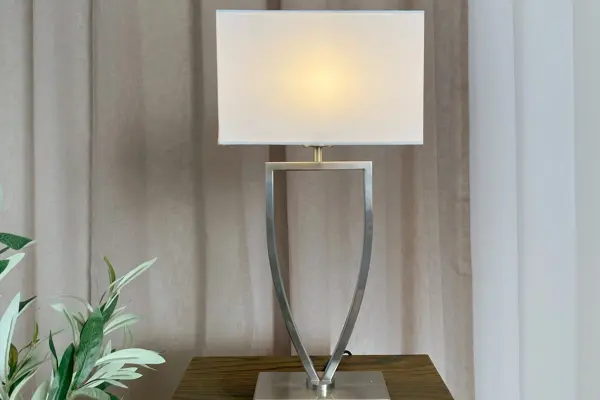 skovholt_aluna_bordlampe_borstet_staal_2
