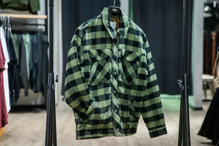 Et norsk merke tar Skandinavia med storm og 90-tallsstilen forblir retro. Se noen av høstens it-plagg i de mange klesbutikkene for herre på senteret.