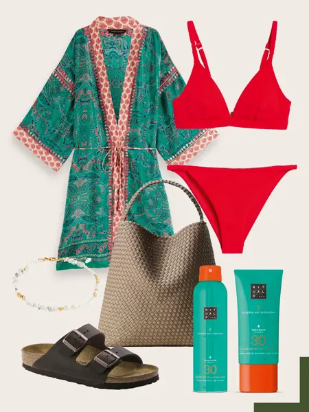 Mønstret kimono, rød bikini, brun veske, ankellenke, brune Birkenstock sandaler, to solkremer.