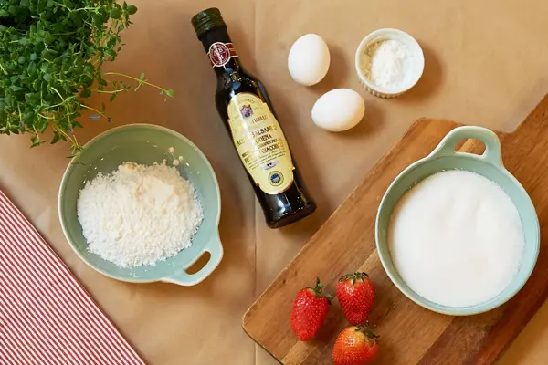 Ingredienser til marengs på et bord