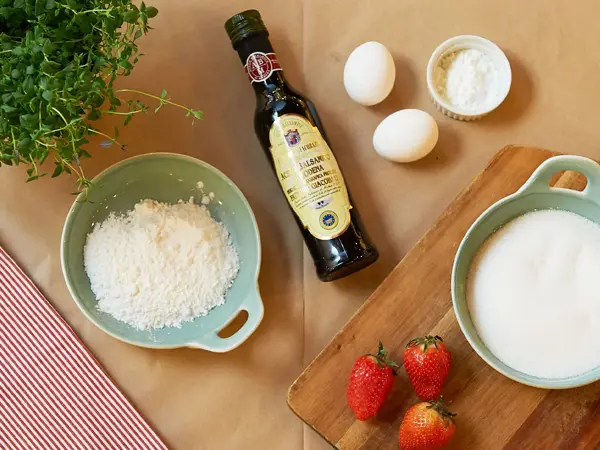Ingredienser til marengs på et bord