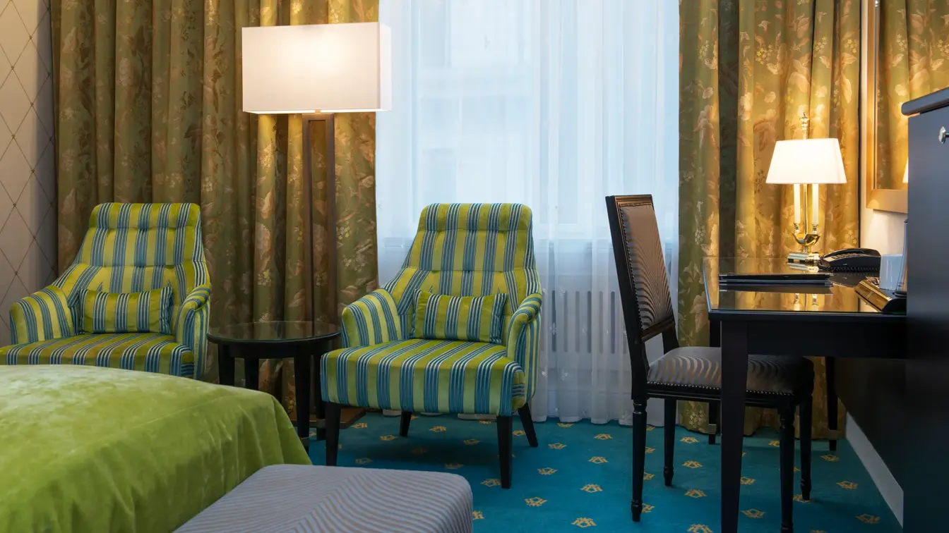 To enkeltsenger, skrivepult og to lenestoler på Hotel Bristol i Oslo sentrum