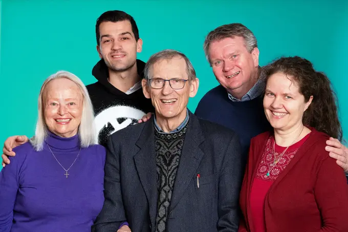 En gjeng med mennesker som smiler til kamera