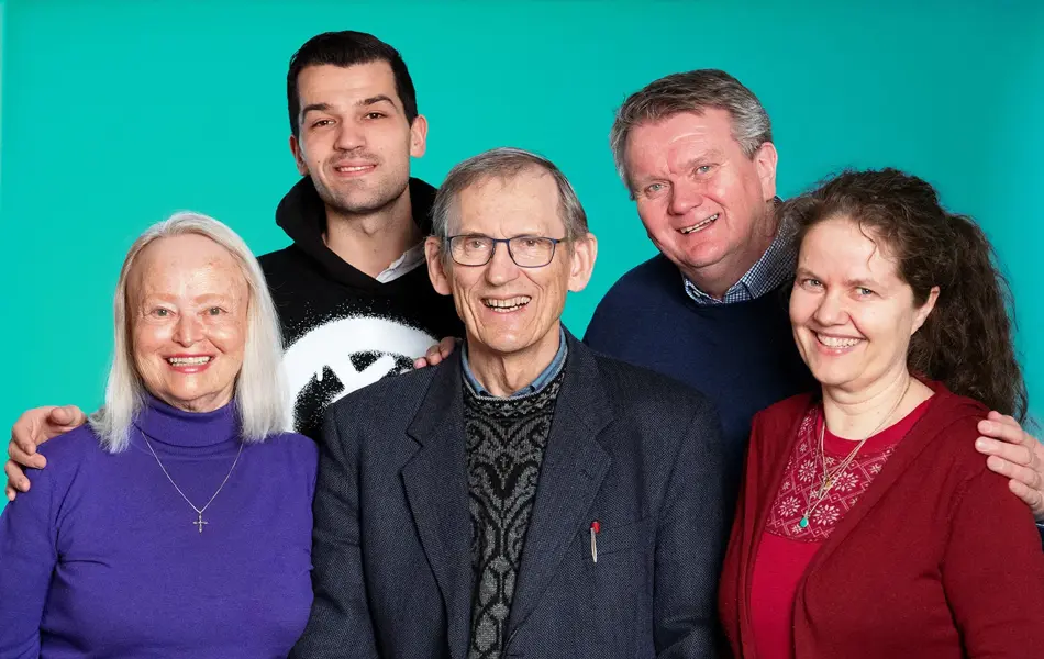 En gjeng med mennesker som smiler til kamera