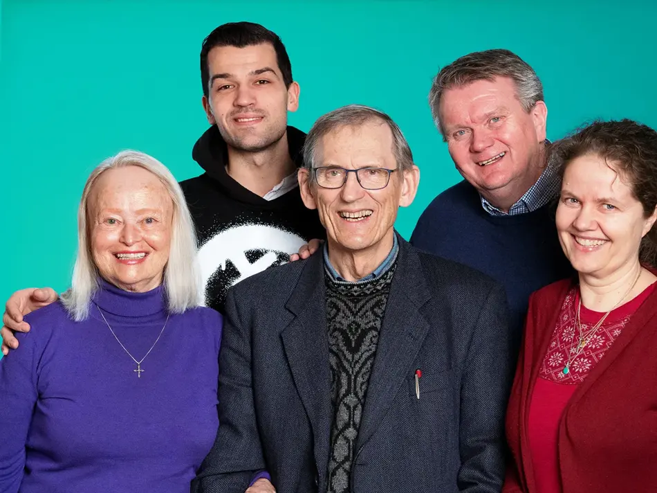 En gjeng med mennesker som smiler til kamera