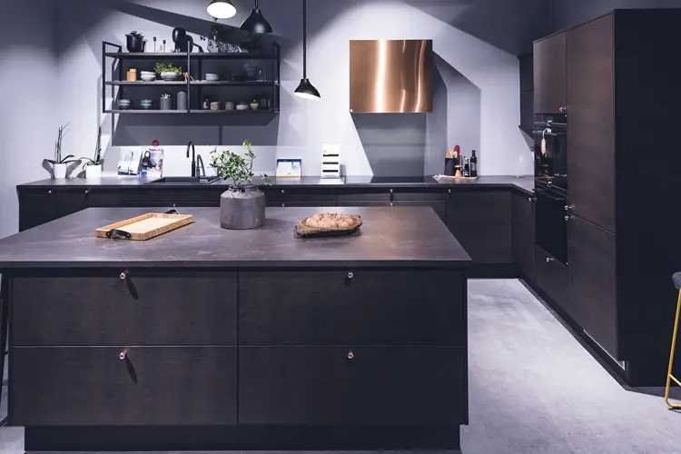 Bak fasaden hos Sigdal Kjøkken på Strømmen Storsenter åpner det seg et univers av stilige og funksjonelle kjøkkeninnredninger for deg som ønsker å pusse opp. 