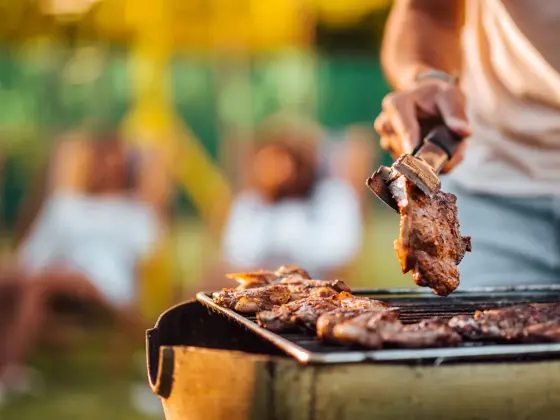 Grille kjøtt på en grill