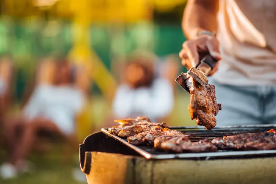 Grille kjøtt på en grill