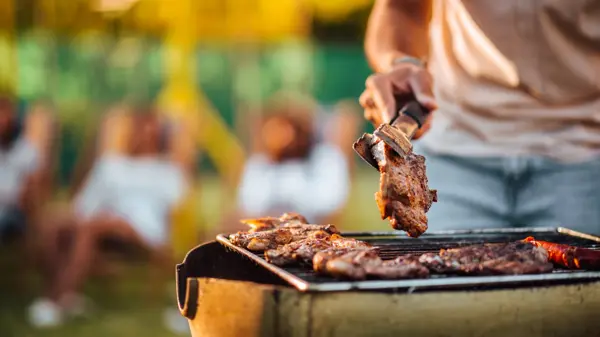 Grille kjøtt på en grill