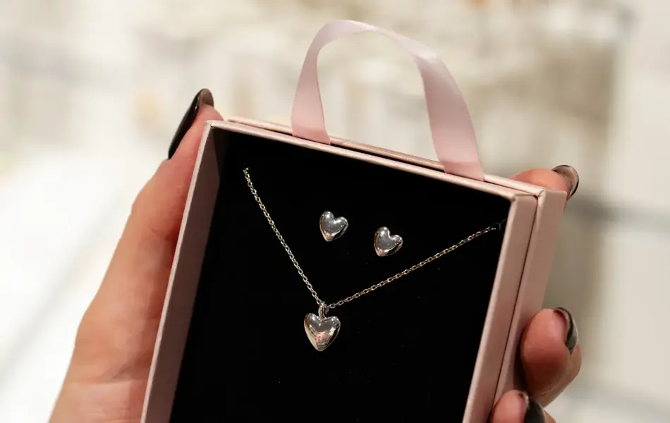 Glitter sett hjerte øredobber og halskjede kr 199-1