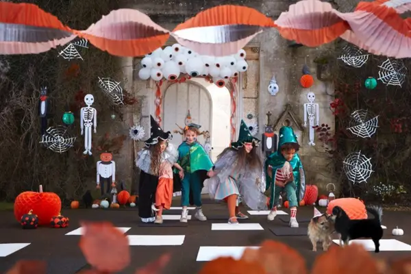 Barn har det gøy med halloween kostymer 