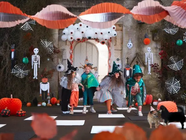 Barn har det gøy med halloween kostymer 