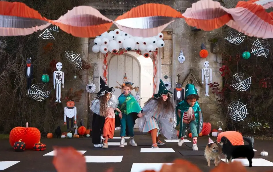 Barn har det gøy med halloween kostymer 