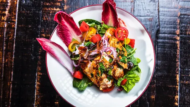 fat med kjøtt og grønnsaker