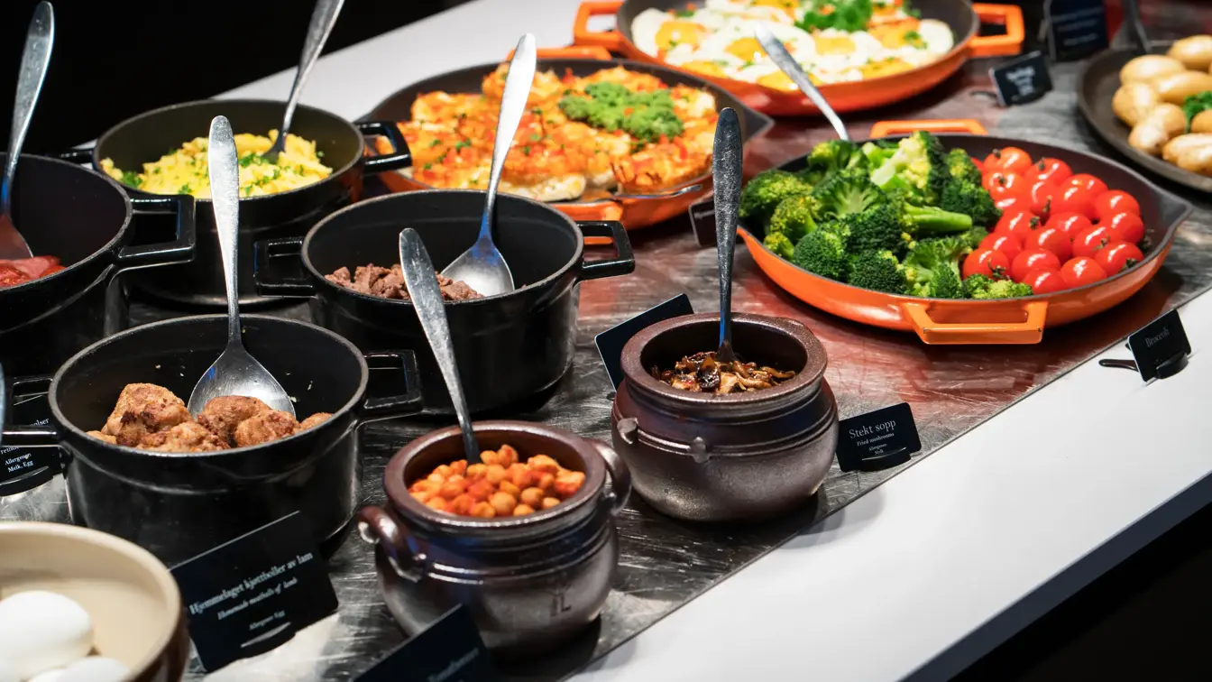 Ulike grønnsaker og varmmat på frokostbuffeten til Thon Hotel Kautokeino