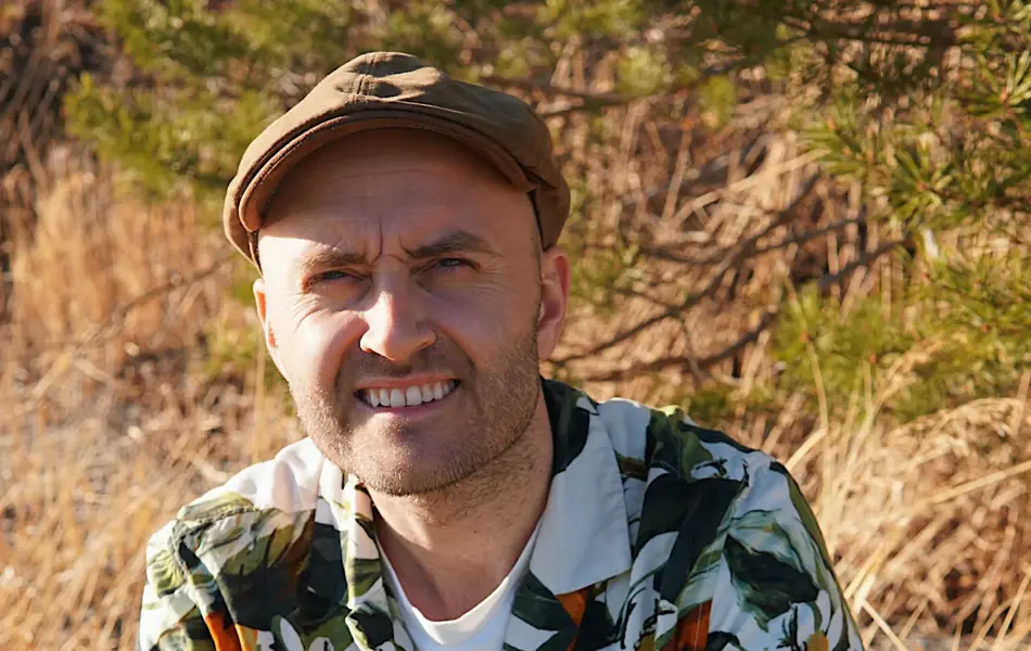 Steffen Johansen i brun lue, fargerik skjorte og grillet hallomisalat