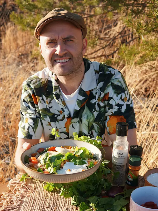 Steffen Johansen i brun lue, fargerik skjorte og grillet hallomisalat