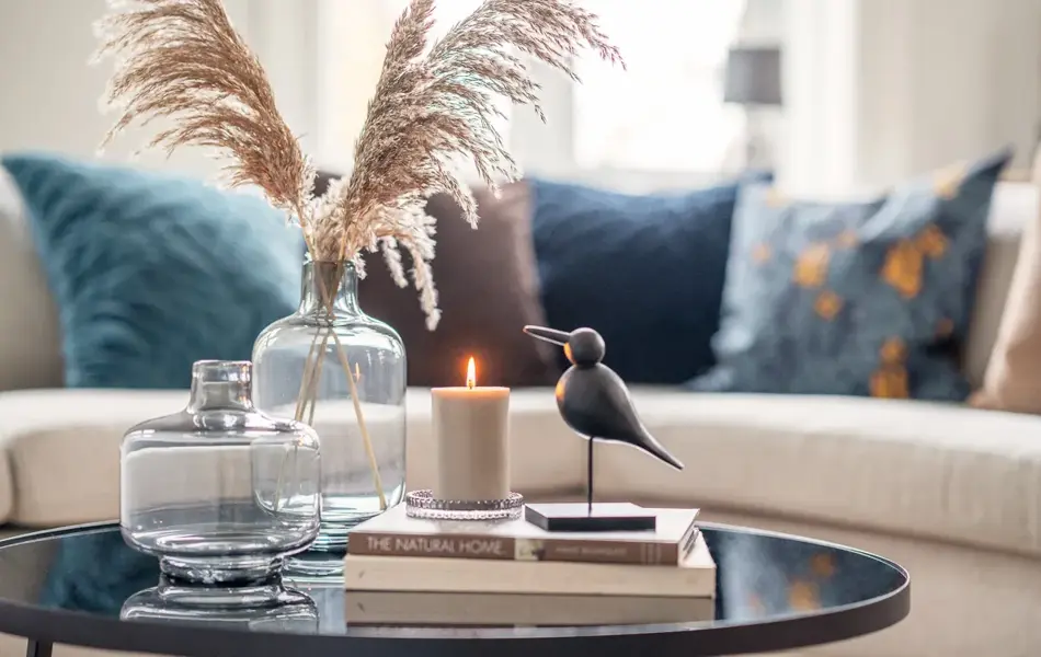 Blå puter og stilleben med fjærdekorasjon