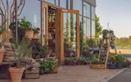 Bilde av inngangen til en blomsterbutikk i Heggedal