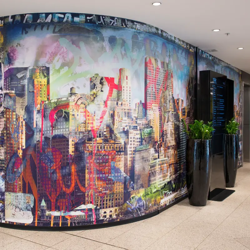 Lobby med veggmalerier på Thon Hotel Vika Atrium i Oslo