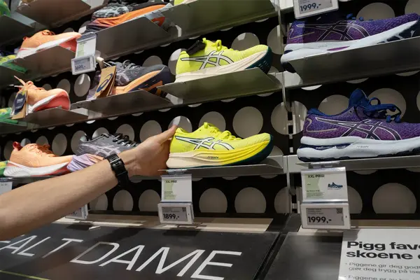 Mann som holder en sko