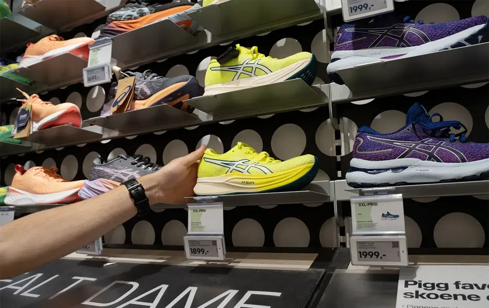 Mann som holder en sko