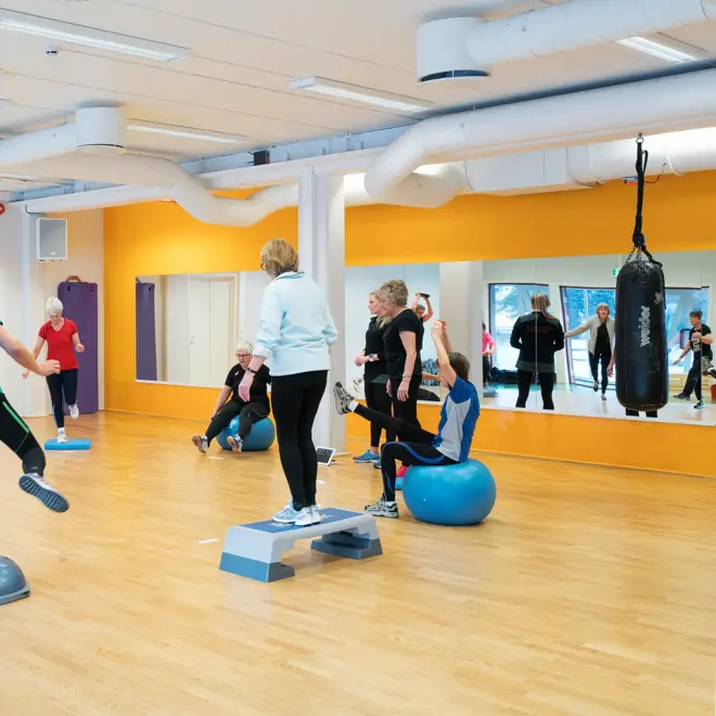 Gjester som trener i stort og luftig treningsrom på Thon Hotel Hallingdal.