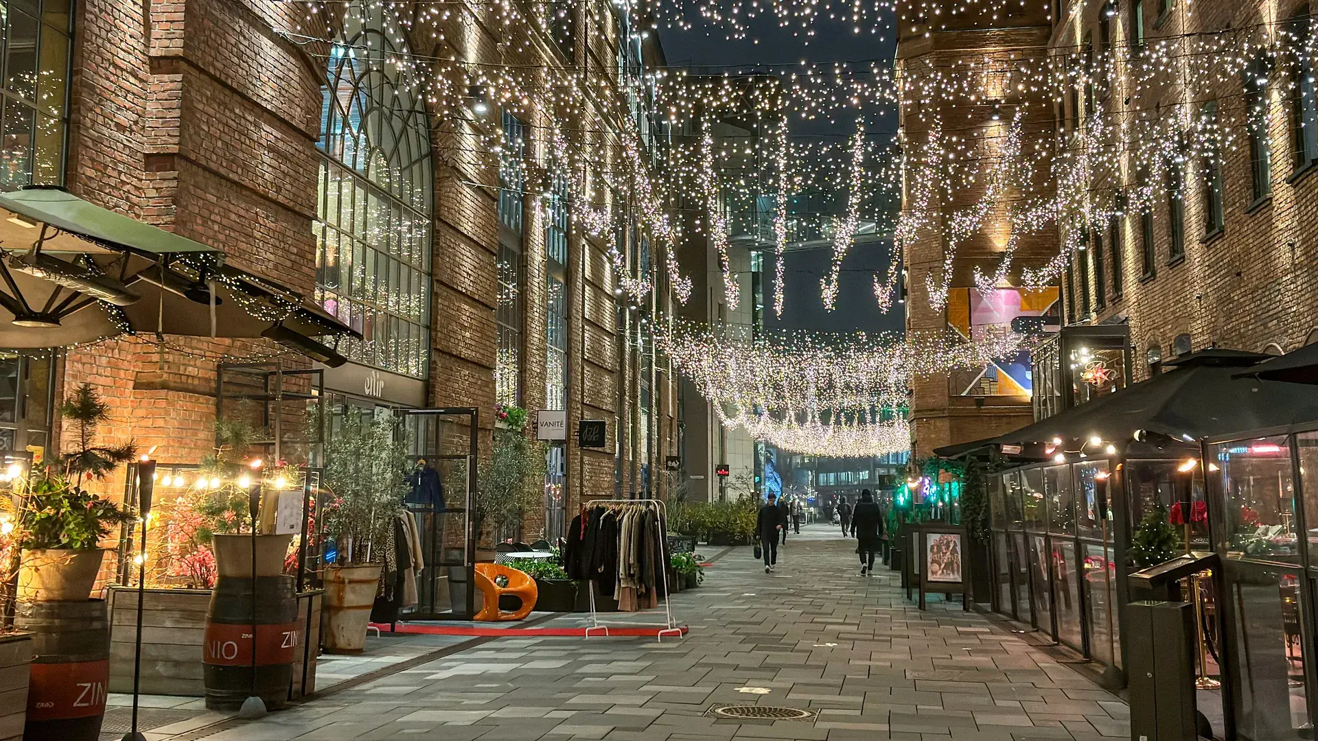 En julepyntet gate på Aker Brygge i Oslo.