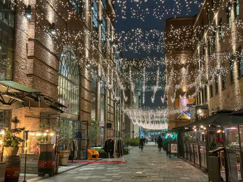 En julepyntet gate på Aker Brygge i Oslo.