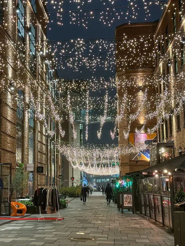 En julepyntet gate på Aker Brygge i Oslo.