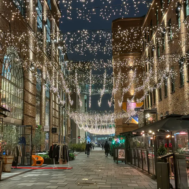 En julepyntet gate på Aker Brygge i Oslo.