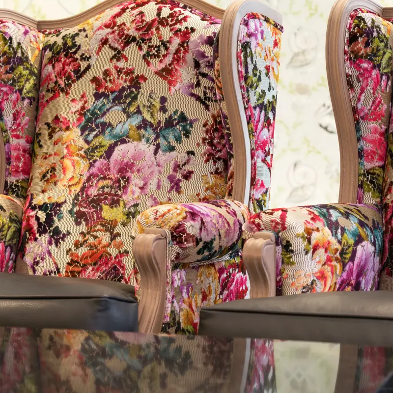 Lobby med lenestoler med fargerikt design på Thon Hotel Arendal i Arendal sentrum