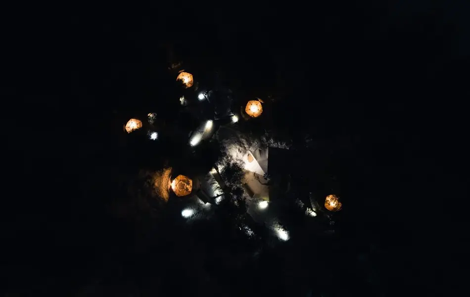 Lamper i vintermørke hos Glød Explorer