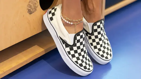 Nærbilde av svarte og hvite vans