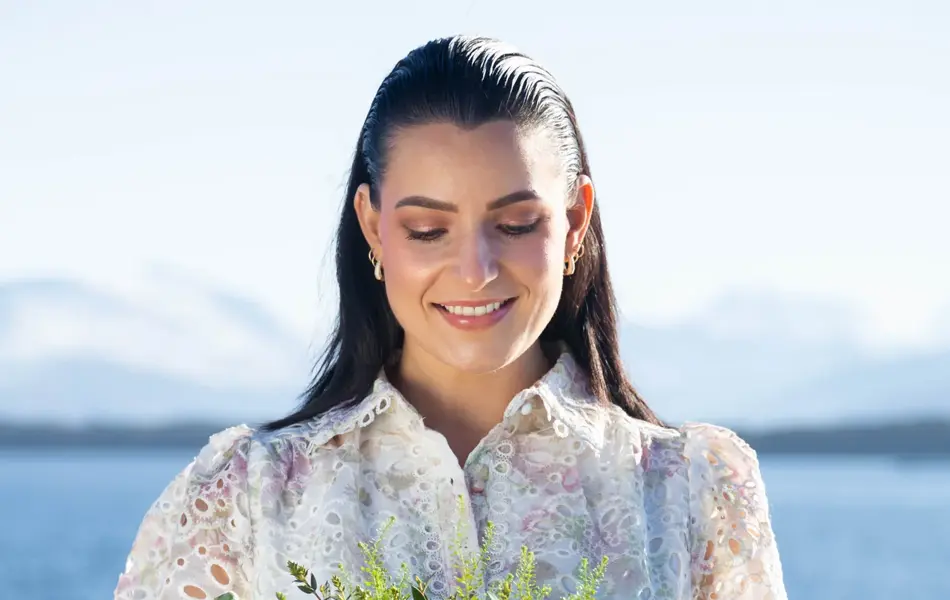 Dame som holder en blomsterbukett