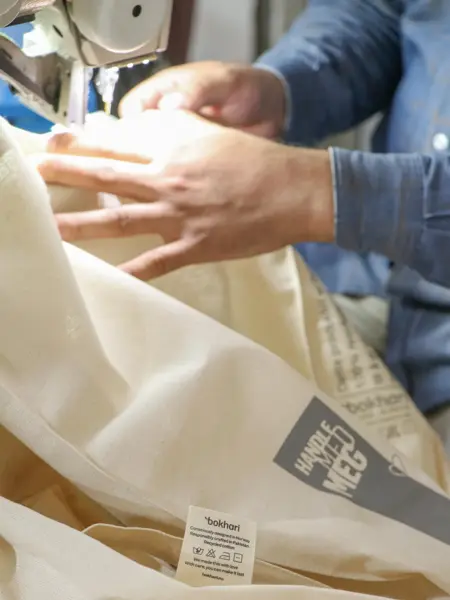 Noen som syr et handlenett