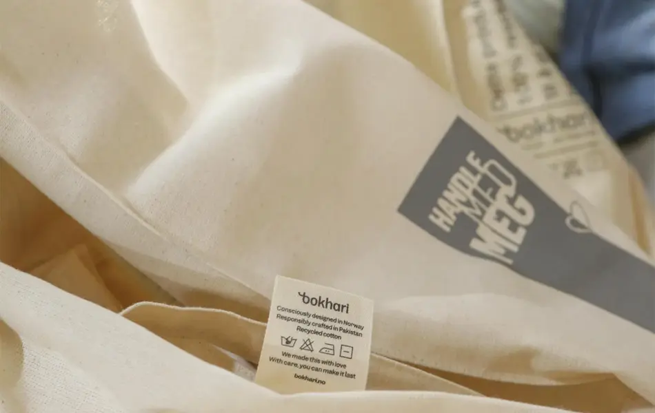 Noen som syr et handlenett