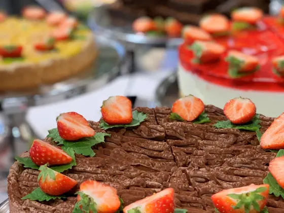 Ulike kaker som er toppet med jordbær