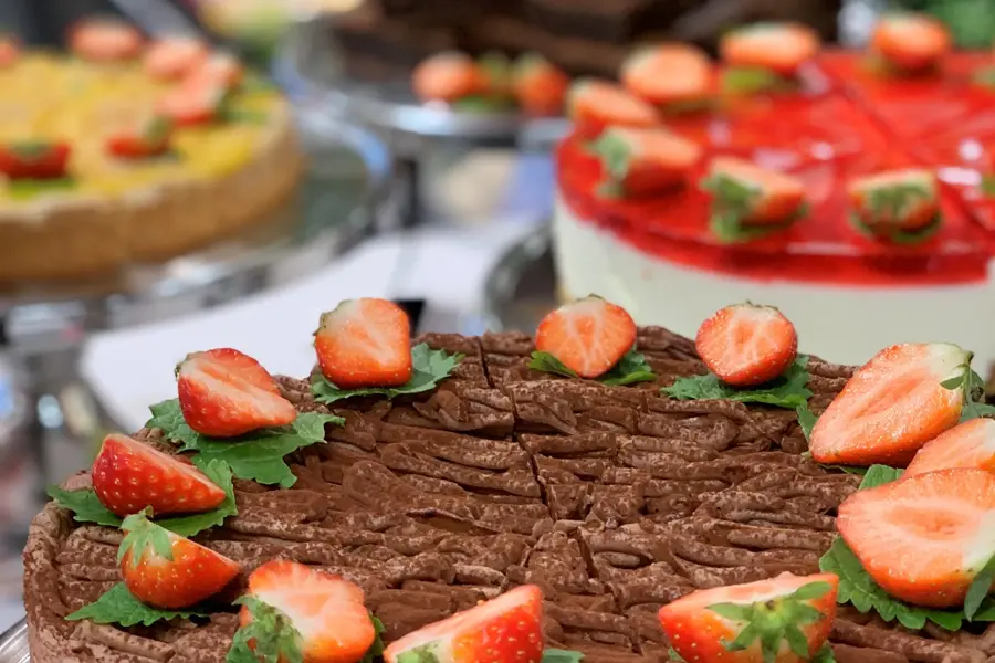 Ulike kaker som er toppet med jordbær