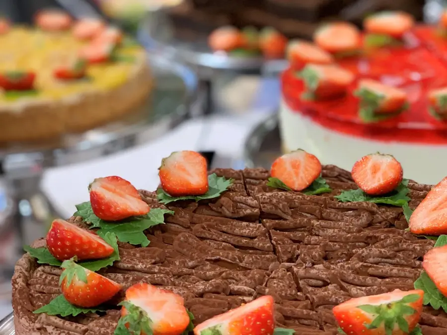 Ulike kaker som er toppet med jordbær