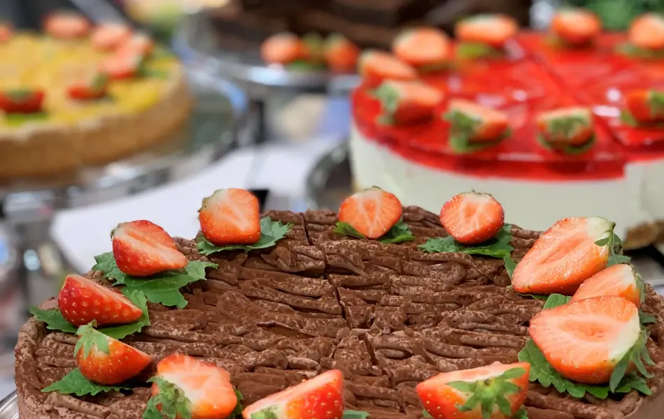 Ulike kaker som er toppet med jordbær