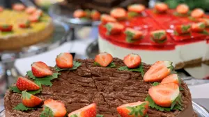 Ulike kaker som er toppet med jordbær